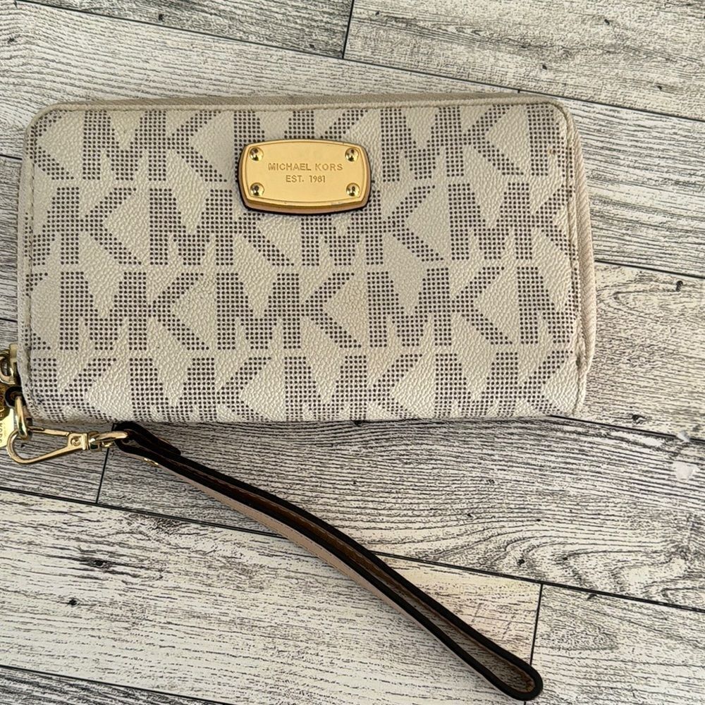 Michael Kors Cream and Tan Signature Satchel - Picture 15 of 17